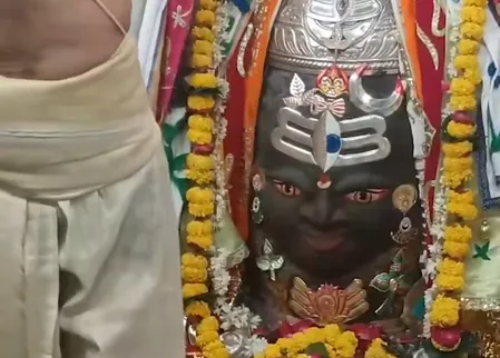 श्रावण कृष्ण पक्ष द्वितीया पर बाबा महाकाल की भव्य भस्म आरती, राजा स्वरूप में किया गया शृंगार श्रावण कृष्ण पक्ष द्वितीया पर बाबा महाकाल की भव्य भस्म आरती, राजा स्वरूप में किया गया शृंगार