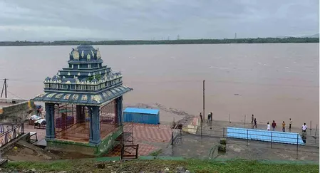 तेलंगाना: गोदावरी नदी खतरे के दूसरे निशान पर, भद्राचलम में अलर्ट, 38 लोगों को बाढ़ से बचाया गया तेलंगाना: गोदावरी नदी खतरे के दूसरे निशान पर, भद्राचलम में अलर्ट, 38 लोगों को बाढ़ से बचाया गया