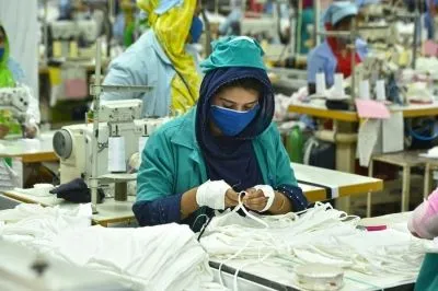 ऑटोमेशन और आर्थिक संकट से बांग्लादेश के कपड़ा उद्योग में महिलाओं की हिस्सेदारी घटी