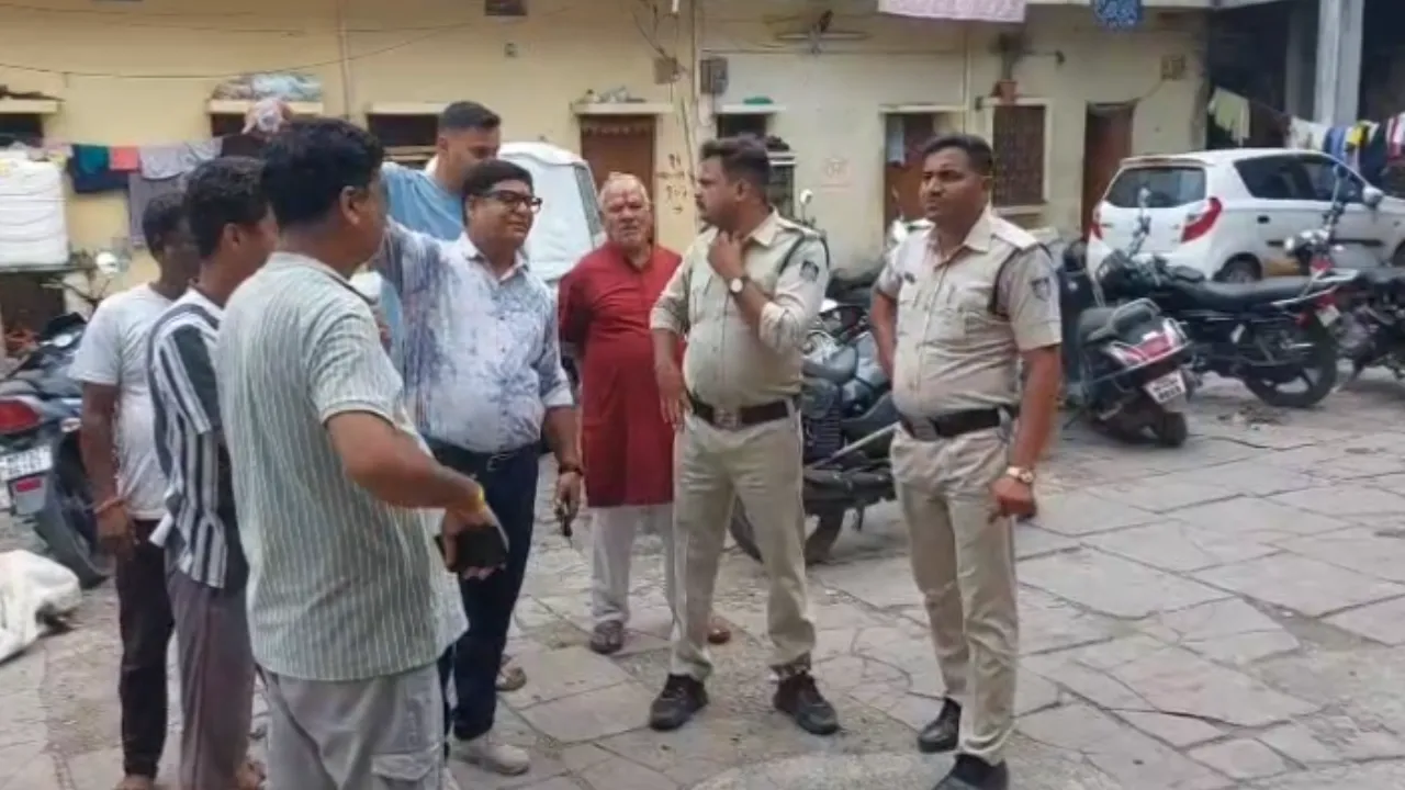 Thief fell from balcony onto car Thief fell from balcony onto car