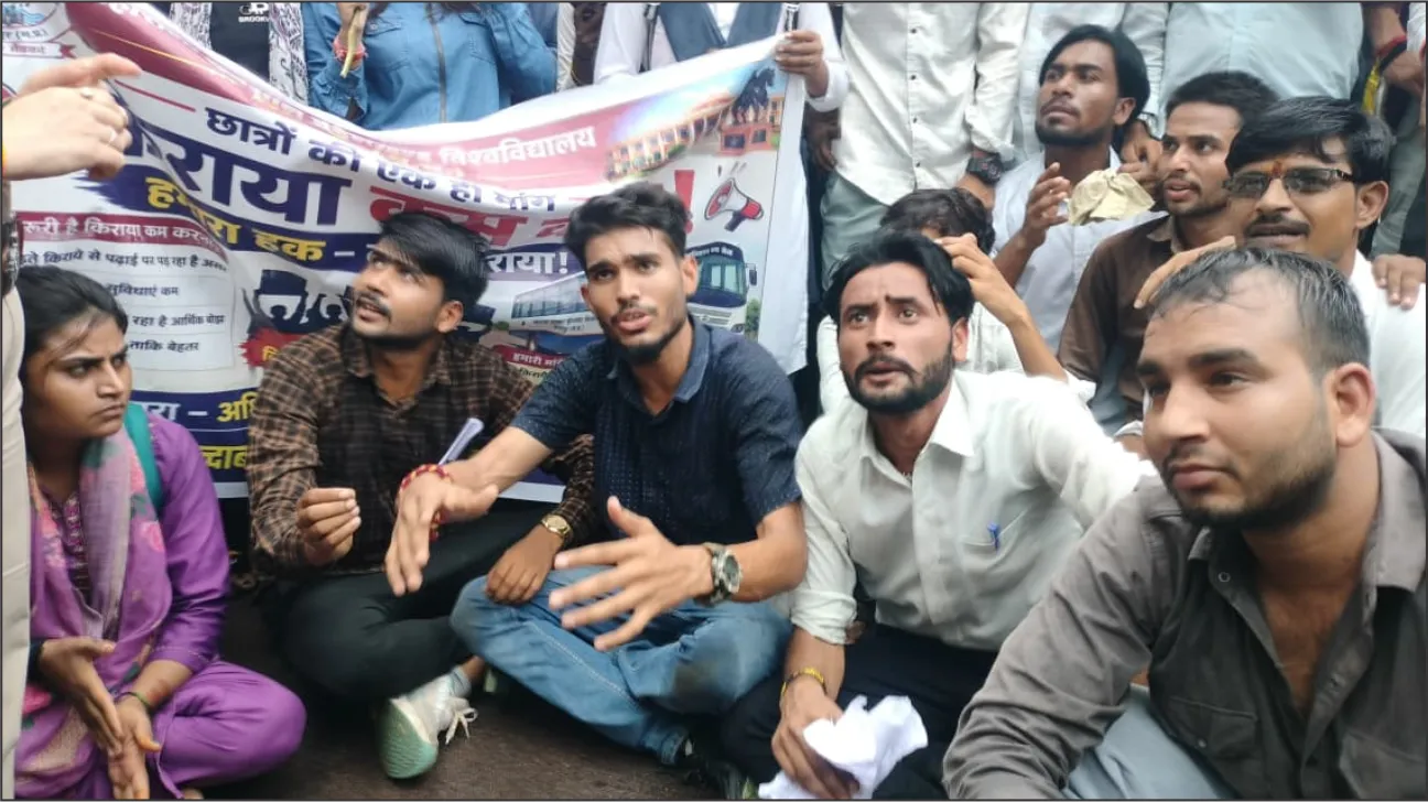 बस किराया बढ़ने से छात्रों में आक्रोश, कलेक्ट्रेट पहुंचकर सौंपा ज्ञापन