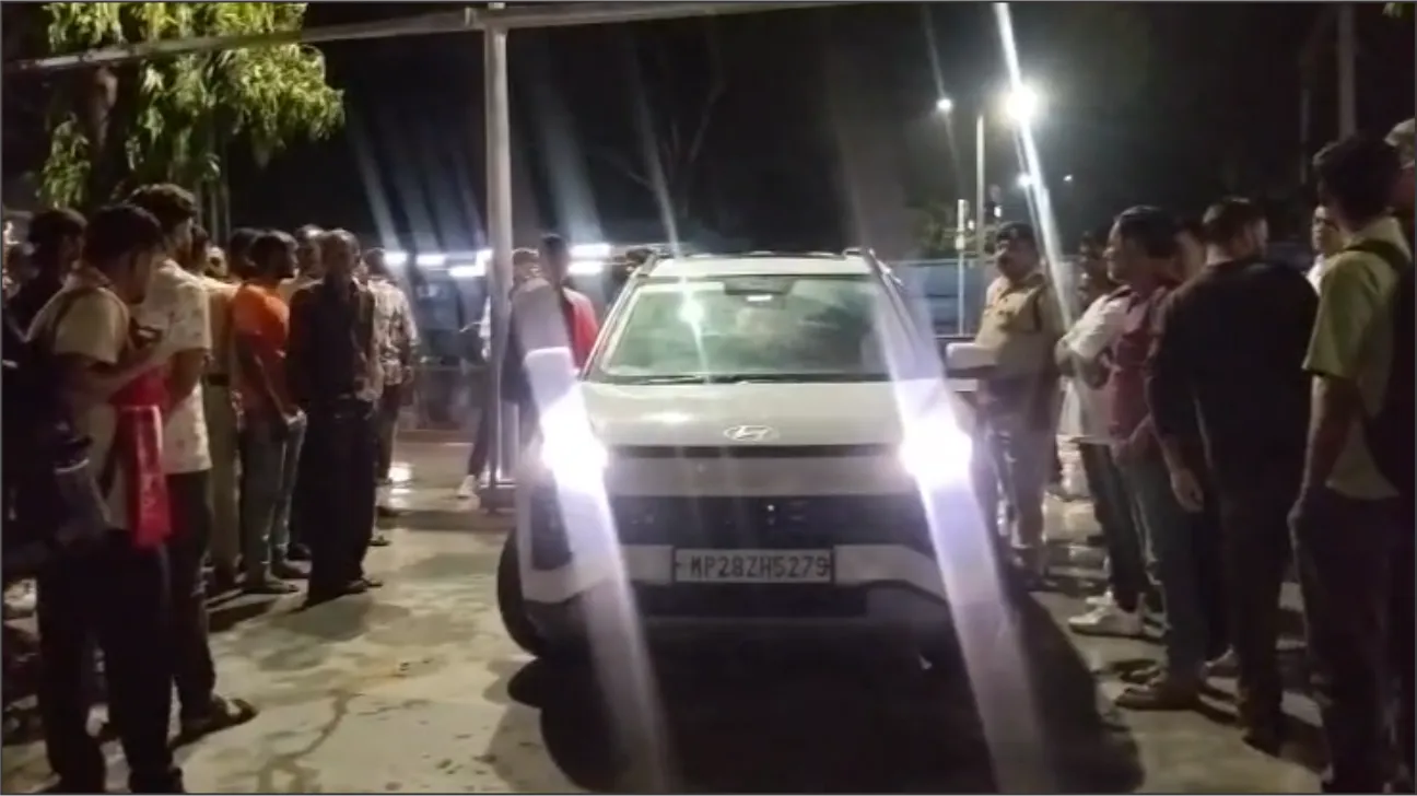 छिंदवाड़ा रेलवे स्टेशन के प्लेटफॉर्म पर दौड़ी कार, पहिया ट्रैक पर उतरा; मची अफरा-तफरी