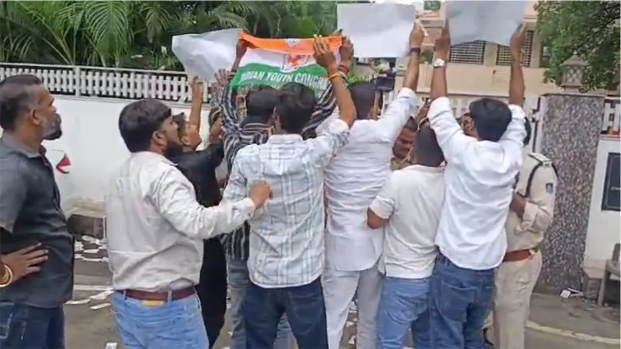 डिप्टी सीएम जगदीश देवड़ा के बंगले पर यूथ कांग्रेस का प्रदर्शन, नकली नोट उड़ाकर जताया विरोध