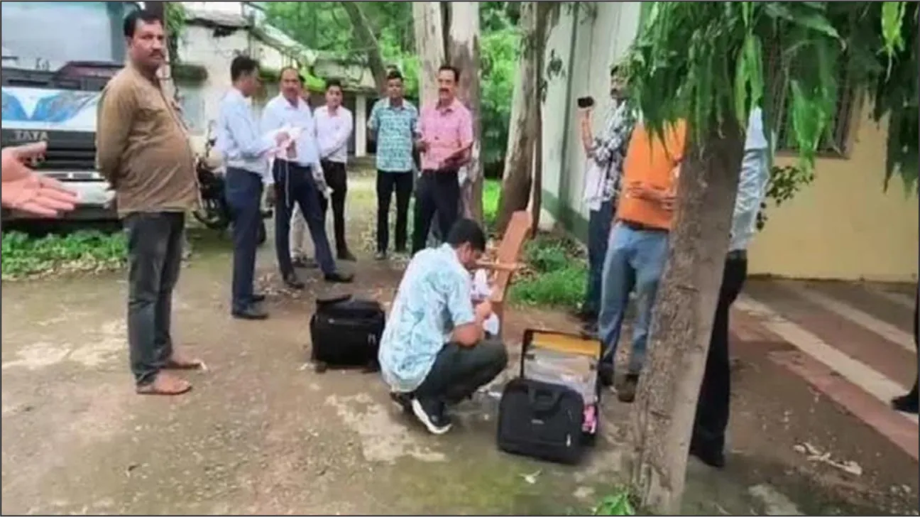 55 हजार रुपये की रिश्वत लेते वन विभाग के दो कर्मचारी रंगे हाथ गिरफ्तार