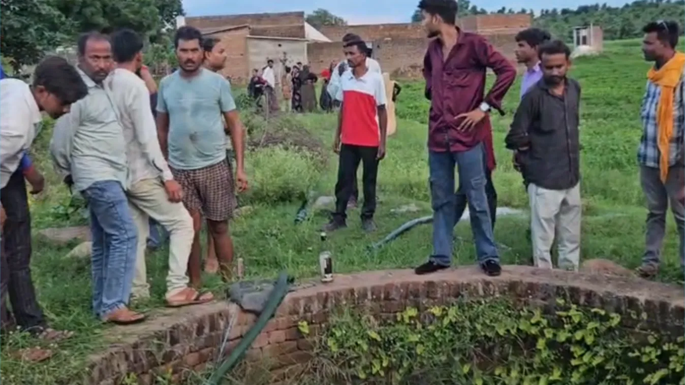 जटाशंकर से लौट रहे दोस्तों की कार कुएं में गिरी, एक की मौत; 4 घायल