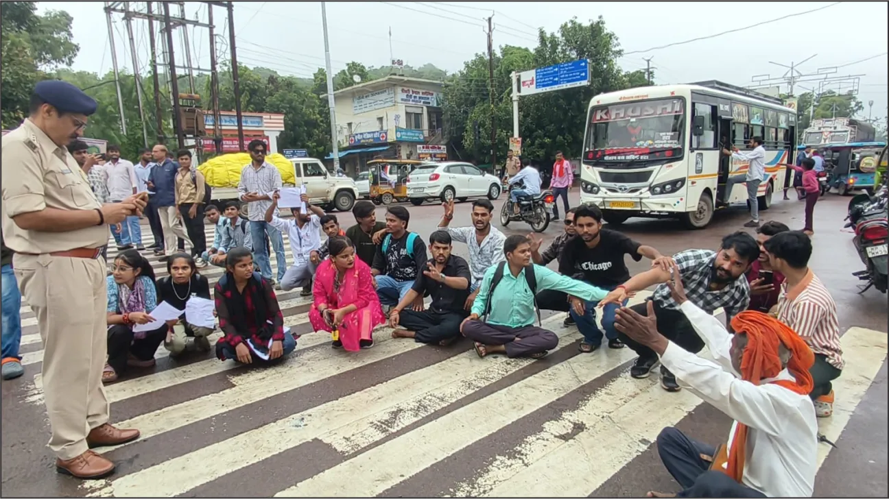 बसों के बढ़े किराए के विरोध में छतरपुर में छात्रों का उग्र प्रदर्शन, हाईवे जाम करने के बाद कलेक्ट्रेट गेट पर किया जोरदार हंगामा 