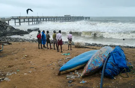 केरल के समुद्री तट पर ऊंची लहरें उठने और तटीय इलाकों में बाढ़ का खतरा, अलर्ट जारी