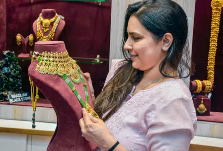 वैश्विक तनावों के बीच कीमती धातुओं में रौनक बरकरार, सोना-चांदी 1.10 प्रतिशत तक उछले