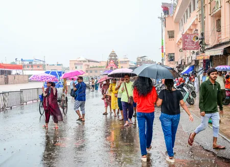 बंगाल की खाड़ी के ऊपर कम दबाव का नया क्षेत्र बनने से ओडिशा में और बारिश की संभावना बंगाल की खाड़ी के ऊपर कम दबाव का नया क्षेत्र बनने से ओडिशा में और बारिश की संभावना