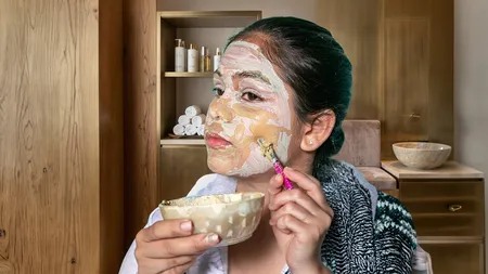 मुल्तानी मिट्टी में मिलाएं ये 5 चीजें, चेहरे की गंदगी और ऑयली स्किन से मिलेगा छुटकारा