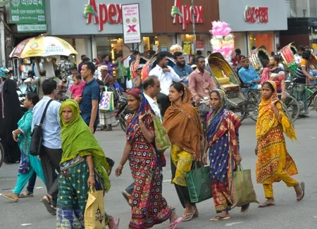 सीएनजी की कमी से जूझ रहा बांग्लादेश, परिवहन सेवाओं पर पड़ा असर
