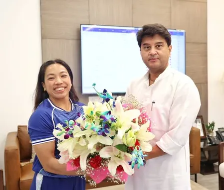 कॉमनवेल्थ गेम्स में लगाई 'गोल्डन हैट्रिक', वतन लौटने पर ज्योतिरादित्य सिंधिया से मिलीं मीराबाई चानू