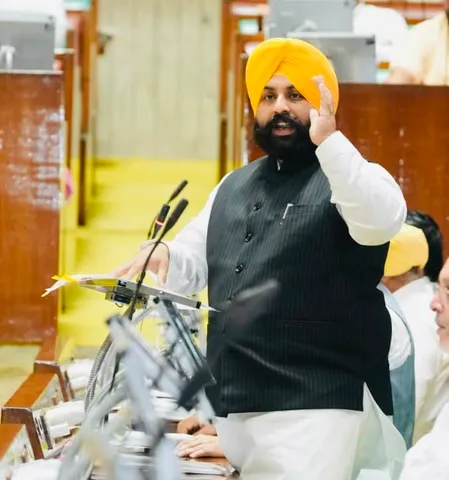 पंजाब: बाबा फरीद यूनिवर्सिटी की परीक्षा में नकल में लिप्त हरियाणा का गिरोह, हाईटेक उपकरणों का इस्तेमाल: शिक्षा मंत्री