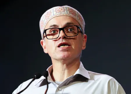 जम्मू-कश्मीर: सीएम उमर अब्दुल्ला ने टेस्ट टीम में चुने जाने पर आकिब नबी को बधाई दी