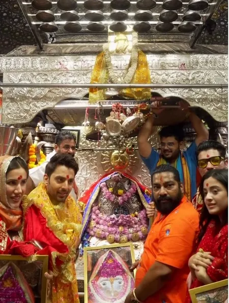 दिल्ली के कालकाजी मंदिर में आशीर्वाद लेने पहुंचे हिमांश कोहली और सोनल्ली सेगल