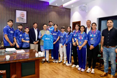 सीडब्ल्यूजी 2026: मुक्केबाजी दल से मिले किरेन रिजिजू, मेडल जीतने पर बधाई दी सीडब्ल्यूजी 2026: मुक्केबाजी दल से मिले किरेन रिजिजू, मेडल जीतने पर बधाई दी