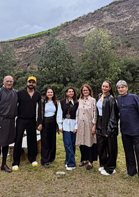 भूटान की वादियों में फैमिली संग छुट्टियां मना रहीं सोनाक्षी सिन्हा, खूबसूरत तस्वीरों ने जीता फैंस का दिल