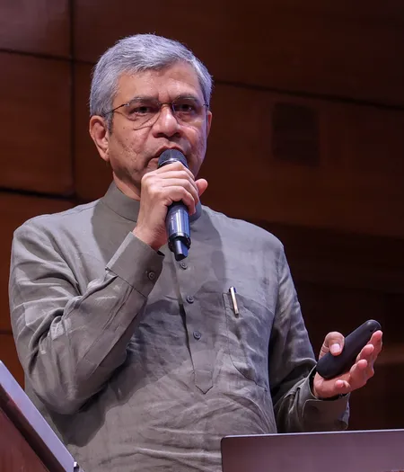 भारतीय रेलवे देशभर में चला रहा 19 रेल नीर प्लांट, प्रत्येक में रोजाना एक लाख बोतल निर्माण की क्षमता