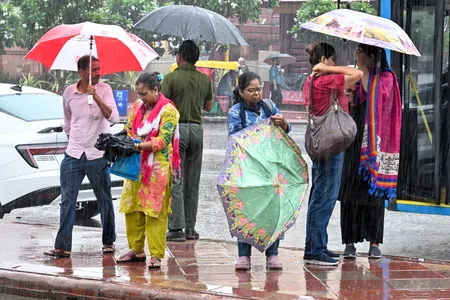 दिल्ली में बारिश: फायर डिपार्टमेंट को घर और पेड़ गिरने की कई सूचनाएं मिलीं