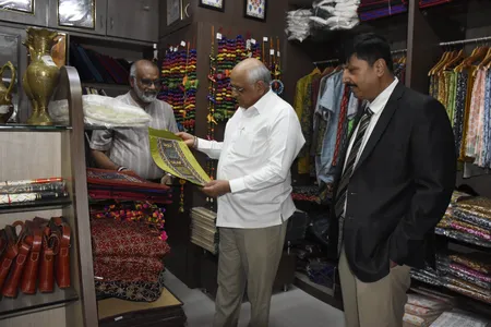 राष्ट्रीय हथकरघा दिवस : सीएम भूपेंद्र पटेल ने गांधीनगर में हैंडलूम उत्पादों की खरीदारी की