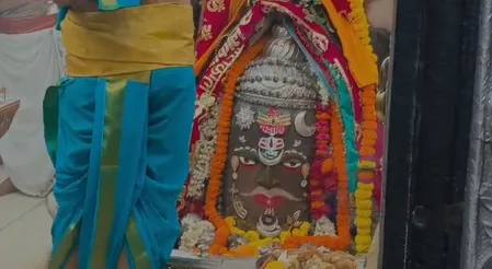 बाबा महाकाल का भस्म से शृंगार; बड़ी संख्या में श्रद्धालु रहे मौजूद, जयकारों की गूंज बाबा महाकाल का भस्म से शृंगार; बड़ी संख्या में श्रद्धालु रहे मौजूद, जयकारों की गूंज