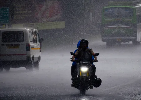 दक्षिण बंगाल में तेज हवाओं के साथ होगी बारिश, मौसम विभाग ने समुद्र में न जाने की दी सलाह