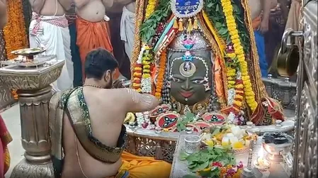 बाबा महाकाल का सूर्य, चंद्रमा और भांग से विशेष शृंगार; सिंगर बी प्राक ने किए दर्शन, शाम को देंगे प्रस्तुति बाबा महाकाल का सूर्य, चंद्रमा और भांग से विशेष शृंगार; सिंगर बी प्राक ने किए दर्शन, शाम को देंगे प्रस्तुति