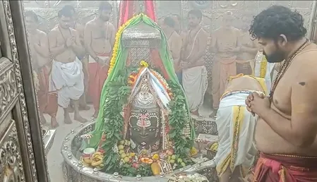 सावन के दूसरे सोमवार पर दिव्य भस्म आरती, सोम प्रदोष पर बाबा महाकाल ने रखा है स्वयं व्रत सावन के दूसरे सोमवार पर दिव्य भस्म आरती, सोम प्रदोष पर बाबा महाकाल ने रखा है स्वयं व्रत
