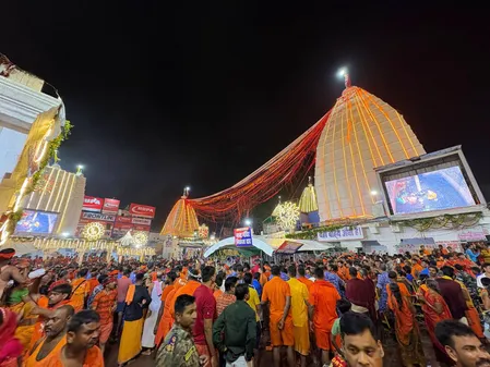 देवघर में 'बोल बम' की गूंज के साथ उमड़ा जनसमुद्र, सवन के दूसरे सोमवार पर भक्ति-उल्लास का अनूठा नजारा