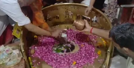 हरिद्वार, देवघर से लेकर असम के नागांव तक श्रद्धालुओं की भारी भीड़, महादेव का जलाभिषेक करने पहुंच रहे भक्त
