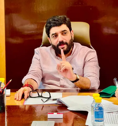 हवाई अड्डा संचालकों को एयरलाइन चलाने से नहीं रोकती कोई सरकारी नीति: सरकार
