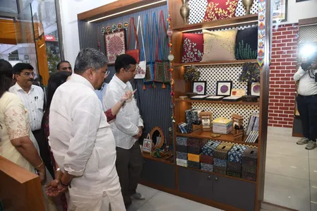 गुजरात: गांधीनगर में ‘गरवी गुरजारी’ शोरूम खुला, पारंपरिक शिल्प के लिए बाजार बढ़ाना मकसद