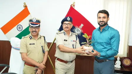 टीम इंडिया की जर्सी से पुलिस की वर्दी, क्रिकेटर मुकेश कुमार और आकाश दीप बने डीएसपी