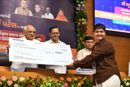 गुजरात के मुख्यमंत्री ने 4.72 लाख से ज्यादा छात्रों को 646 करोड़ रुपए की स्कॉलरशिप बांटी गुजरात के मुख्यमंत्री ने 4.72 लाख से ज्यादा छात्रों को 646 करोड़ रुपए की स्कॉलरशिप बांटी