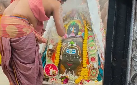 त्रिपुंड, रजत मुकुट, मुंडमाला और ताजे सुगंधित फूलों से अलौकिक रूप में सजे बाबा महाकाल