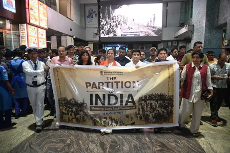 कोलकाता के सियालदह रेलवे स्टेशन पर बंटवारे को याद करने से जुड़े स्मारक के लिए भूमि पूजन किया गया कोलकाता के सियालदह रेलवे स्टेशन पर बंटवारे को याद करने से जुड़े स्मारक के लिए भूमि पूजन किया गया