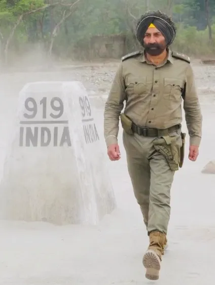 'तेरी मिट्टी' से 'कर चले हम फिदा' तक, 15 अगस्त पर जरूर सुनें ये 10 देशभक्ति गाने