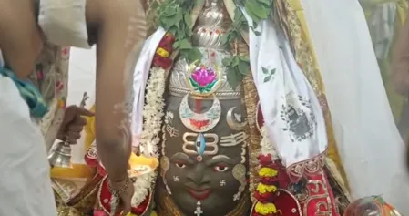 शेषनाग मुकुट, रजत मुंडमाल और रुद्राक्ष माला से बाबा महाकाल का शृंगार, कुमार विश्वास ने भी किए दर्शन शेषनाग मुकुट, रजत मुंडमाल और रुद्राक्ष माला से बाबा महाकाल का शृंगार, कुमार विश्वास ने भी किए दर्शन