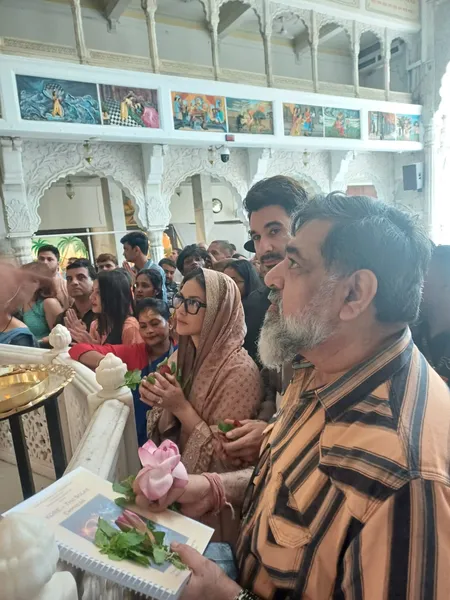 इस्कॉन मंदिर में पूजा-अर्चना करने पहुंचीं सनी लियोनी, फिल्म की शूटिंग से पहले लिया आशीर्वाद इस्कॉन मंदिर में पूजा-अर्चना करने पहुंचीं सनी लियोनी, फिल्म की शूटिंग से पहले लिया आशीर्वाद