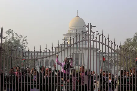बांग्लादेश में बंगबंधु की बरसी पर जुटे 15 वकील गिरफ्तार, मानवाधिकार संगठन ने जताया कड़ा विरोध