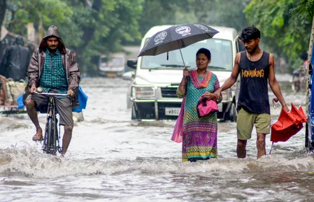 कोलकाता समेत दक्षिण बंगाल में भारी बारिश का पूर्वानुमान, कई जिलों में रेड अलर्ट