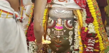 भांग, चंदन और सूखे मेवे से बाबा महाकाल का मनमोहक शृंगार, ओलंपियन मनु भाकर ने किए दर्शन भांग, चंदन और सूखे मेवे से बाबा महाकाल का मनमोहक शृंगार, ओलंपियन मनु भाकर ने किए दर्शन