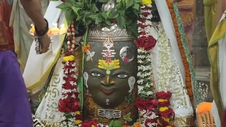 बाबा महाकाल को भांग से सजाया गया, चंद्रमा, त्रिपुंड, त्रिनेत्र, चांदी के मुकुट और मुंड माला से विशेष शृंगार