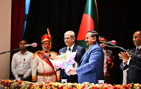 नवनिर्वाचित राष्ट्रपति मिर्जा फखरुल ने शहीदों को किया नमन, शहीद स्मारक पहुंचकर दी श्रद्धांजलि