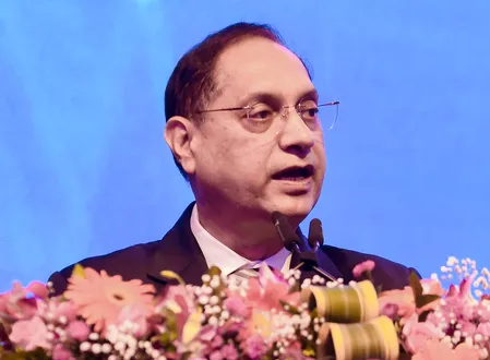 पारदर्शिता और अनुपालन को आसान बनाने के लिए पब्लिक इश्यू से जुटाई गई राशि के उपयोग से जुड़े खुलासा नियमों की समीक्षा कर रहा है सेबी: चेयरमैन