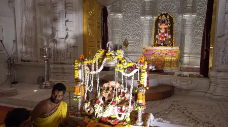 अयोध्या मंदिर ट्रस्ट ने सावन उत्सव के दौरान 'झूले' पर राम लला की तस्वीरें जारी कीं अयोध्या मंदिर ट्रस्ट ने सावन उत्सव के दौरान 'झूले' पर राम लला की तस्वीरें जारी कीं