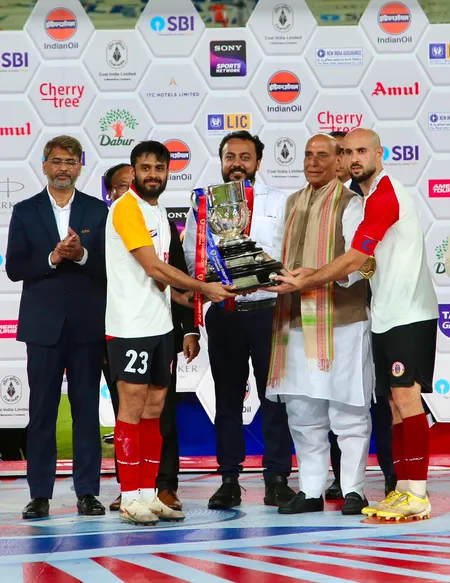 डूरंड कप 2026: ईस्ट बंगाल ने मोहन बागान को हराकर जीता खिताब, रक्षा मंत्री राजनाथ सिंह ने दी बधाई डूरंड कप 2026: ईस्ट बंगाल ने मोहन बागान को हराकर जीता खिताब, रक्षा मंत्री राजनाथ सिंह ने दी बधाई