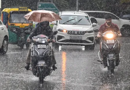 दिल्ली-एनसीआर में बार-बार बदल रहा है मौसम का मिजाज, बारिश से राहत के बाद उमस बरकरार