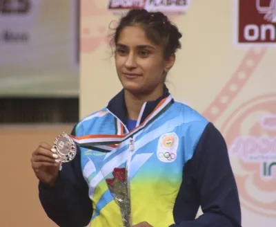 विनेश फोगाट: विरासत में मिला रेसलिंग का खेल, कॉमनवेल्थ गेम्स में जीते 3 गोल्ड, विवादों से भी रहा नाता
