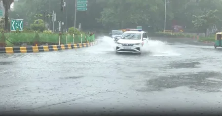 दिल्ली में सुबह से ही झमाझम बारिश; बिजली गिरने, तूफान और भारी वर्षा का रेड अलर्ट, यूपी सहित कई राज्यों में ऑरेंज अलर्ट